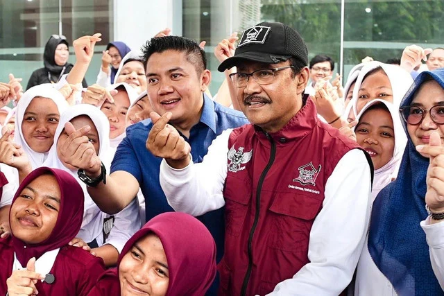 Kunjungan Seskab Teddy Indra Wijaya ke Sekolah Rakyat Dapat Pujian sebagai Contoh Komunikasi Efektif