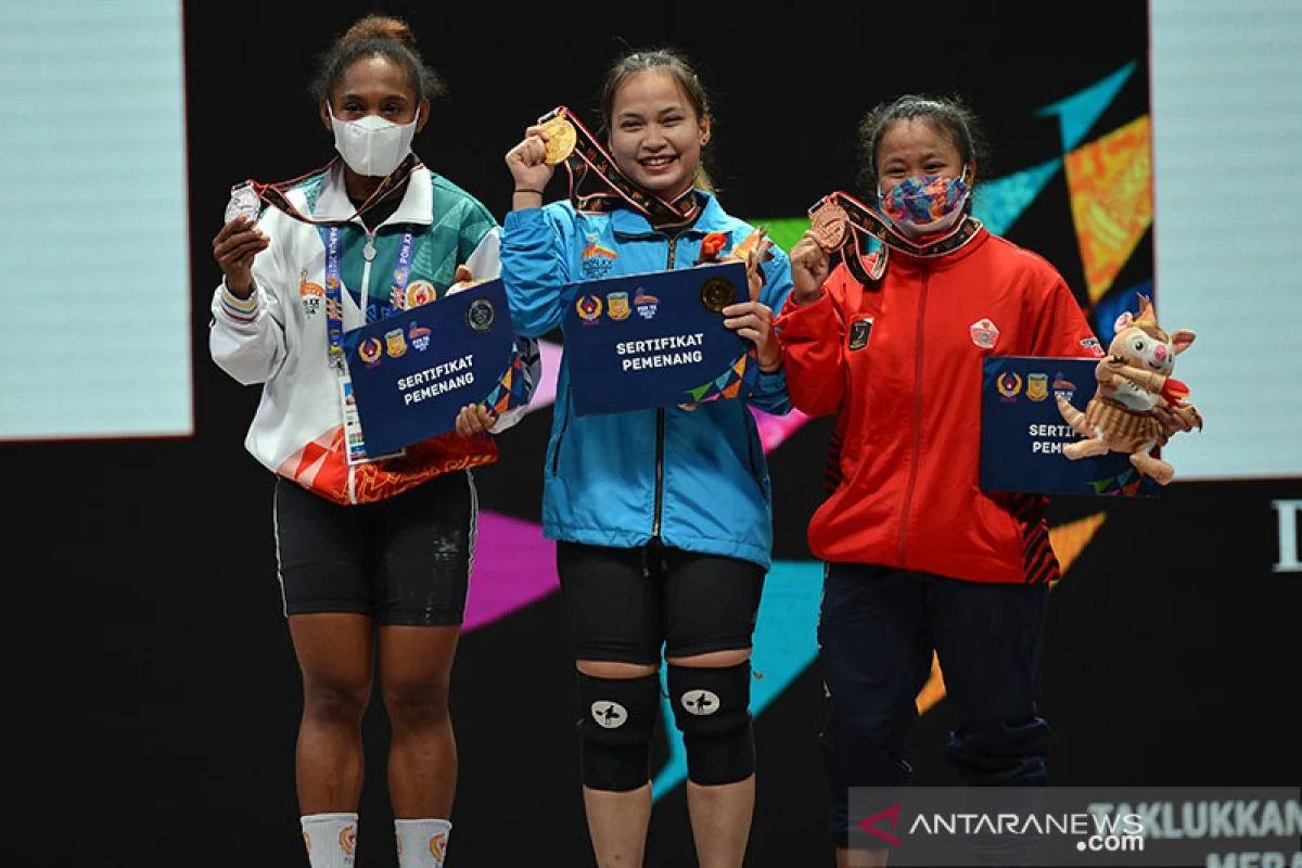 Lifter Putri Jambi Juara Dua Emas di Kejuaraan Angkat Besi Senior Bandung