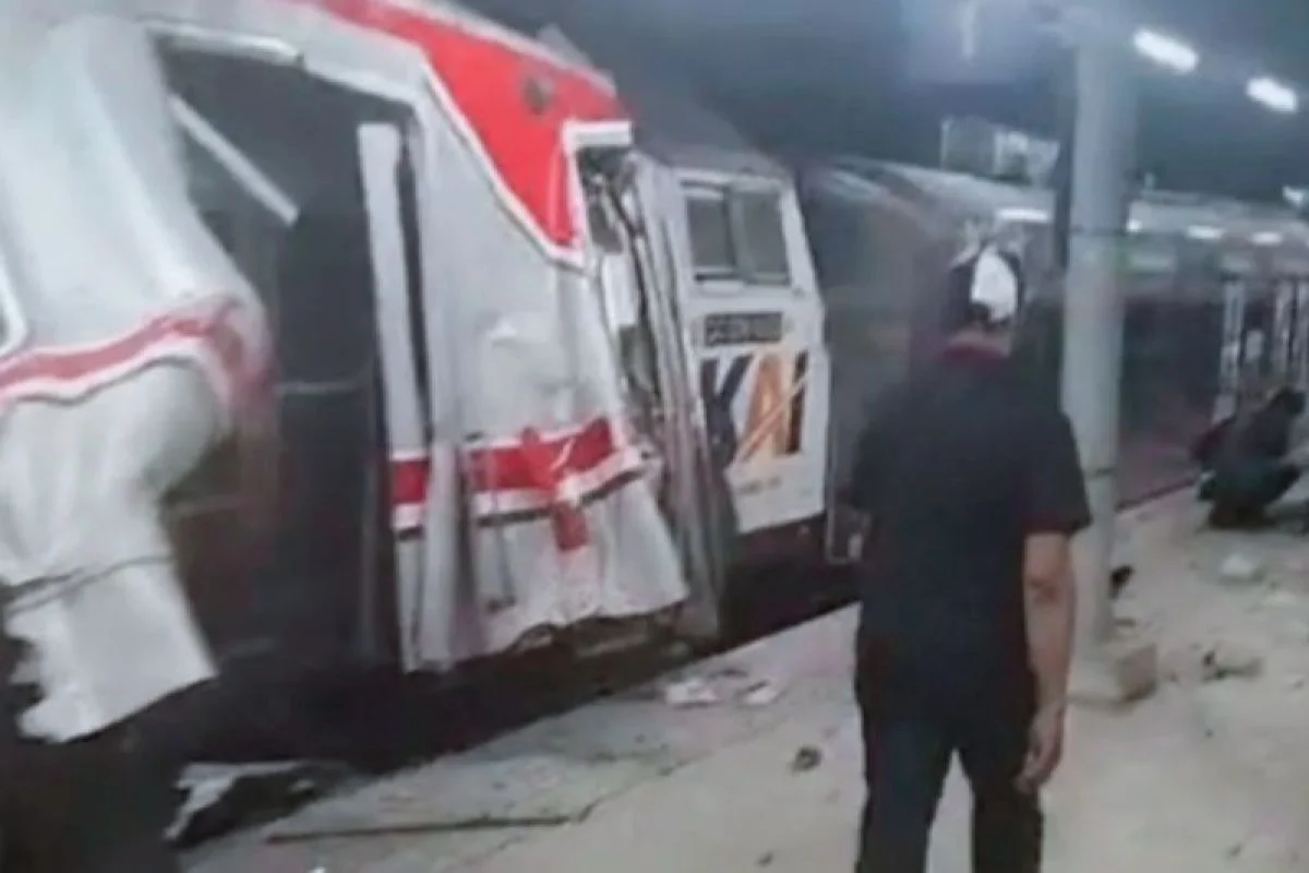 Lima Penumpang Masih Terhimpit Gerbong KRL di Stasiun Bekasi Timur