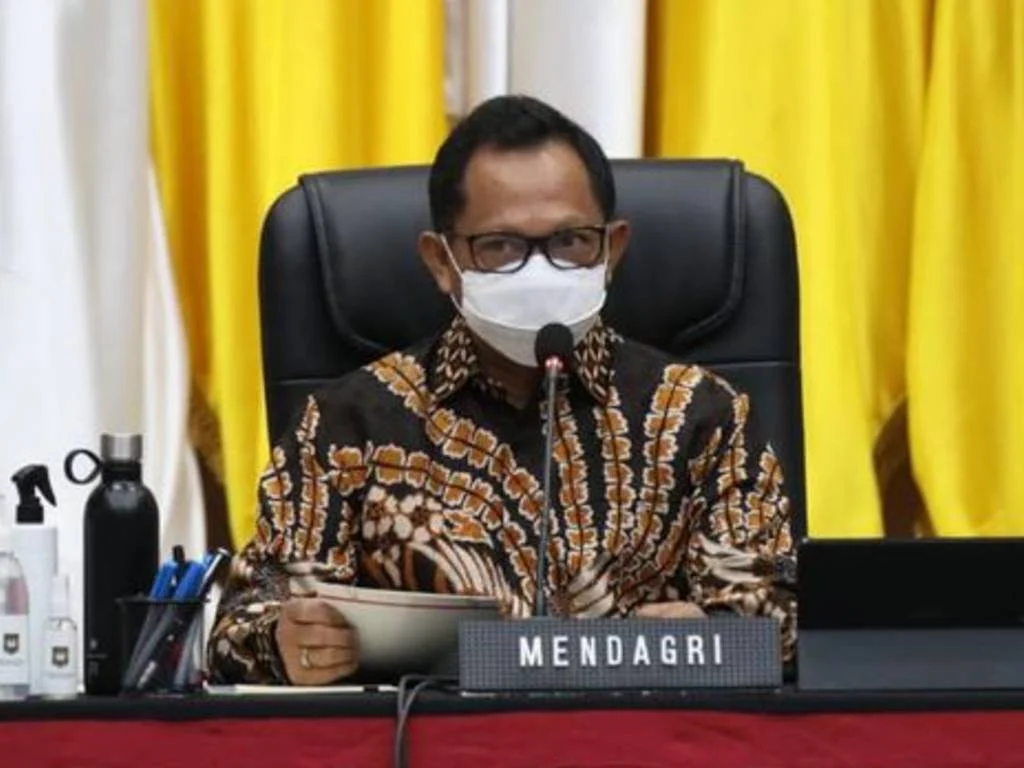 Mendagri Tito Karnavian Teken Surat Kebijakan Work From Home untuk ASN