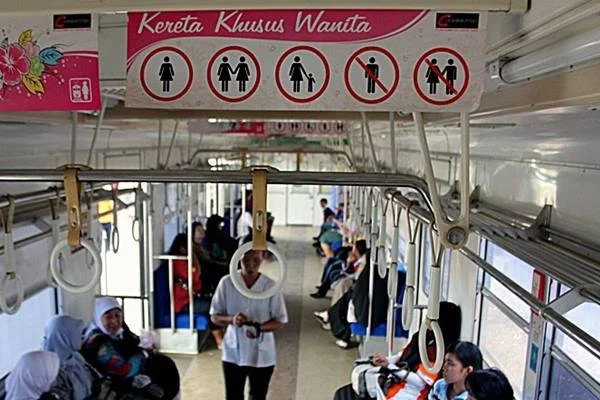 Menteri PPPA Usulkan Gerbong Khusus Perempuan di Tengah KRL, Dirut KAI Balas dengan Kritik Tajam