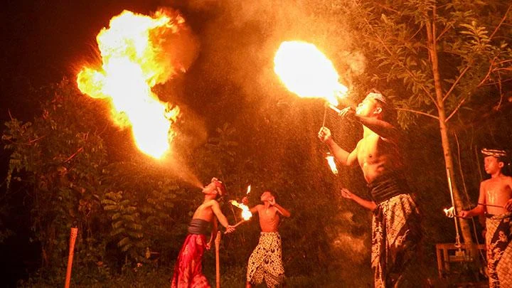 Menyambut Bulan Purnama: Tradisi Sepak Bola Api di Papring, Banyuwangi