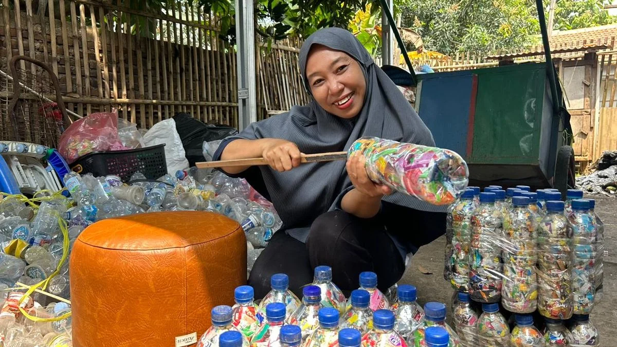 Menyulap Sampah Menjadi Berkah: Kisah Haru Ibu Amaliyah dalam Mengurangi Limbah di Kampung Masigit Bersama PNM