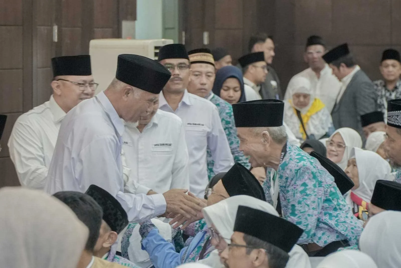 Momen Haru Jamaah Calon Haji Embarkasi Padang Saat Berpisah dengan Keluarga