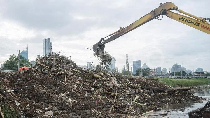 Operasi Plastik Bogor Angkat 1,2 Ton Sampah dari Sungai Ciliwung