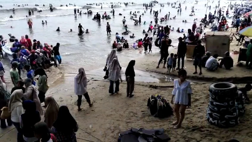 Pantai Carita Diserbu Wisatawan Saat Libur Paskah dan Akhir Pekan