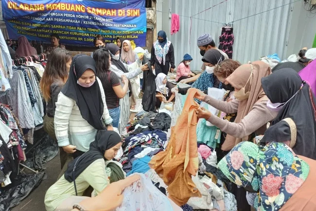 Pasar Adjame: Dinamika Pakaian Bekas di Pantai Gading