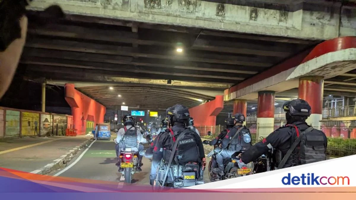 Patroli Gabungan Brimob dan Polres Metro Jakarta Timur Gagalkan Tawuran di Jaktim