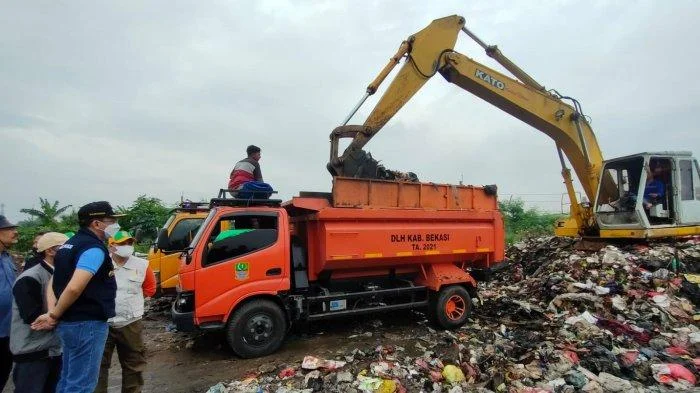 Pemkab Bekasi Kerahkan 18 Truk Angkut 20.000 Ton Sampah TPS Ilegal