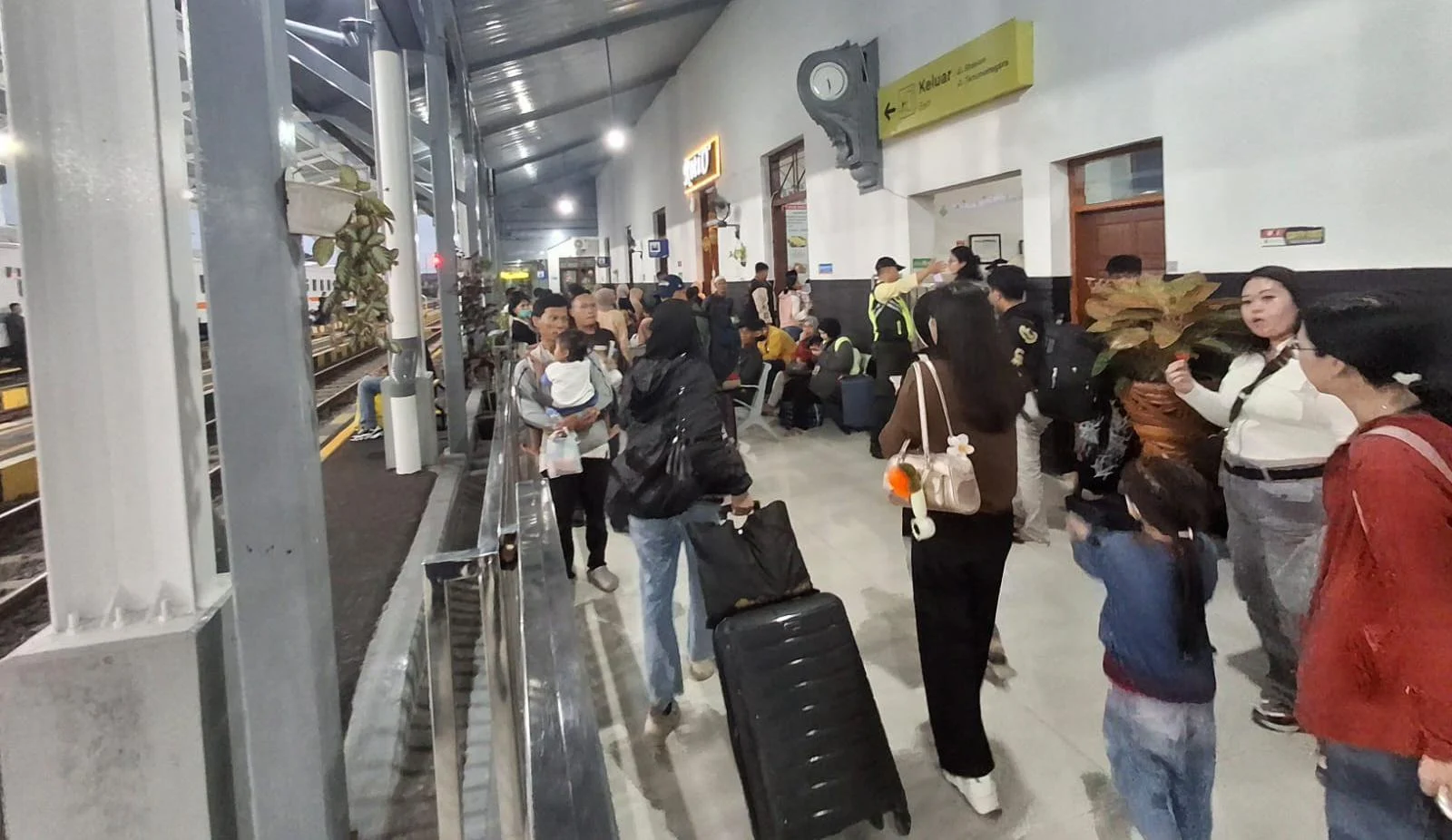 Penumpang KA Ciremai Dievakuasi Bus Akibat Longsor Maswati‑Sasaksaat