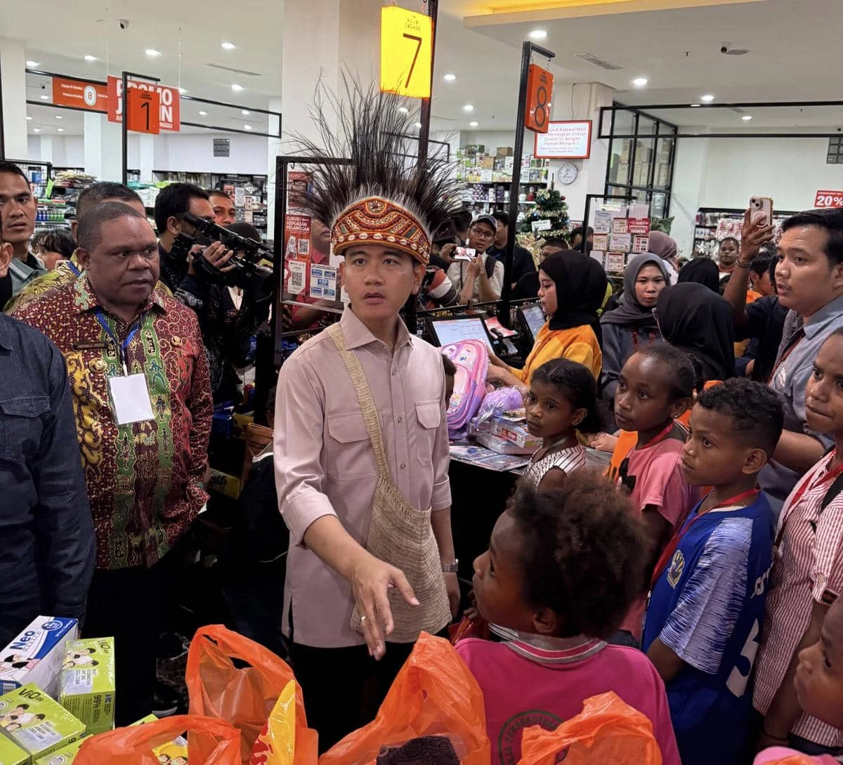Peringati Hari Kartini, Gibran Ajak Mama Papua Berbelanja di Supermarket
