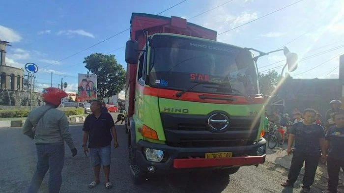 Personel BPBD Makassar Tewas Ditabrak Truk Tronton di Jalan Galangan Kapal