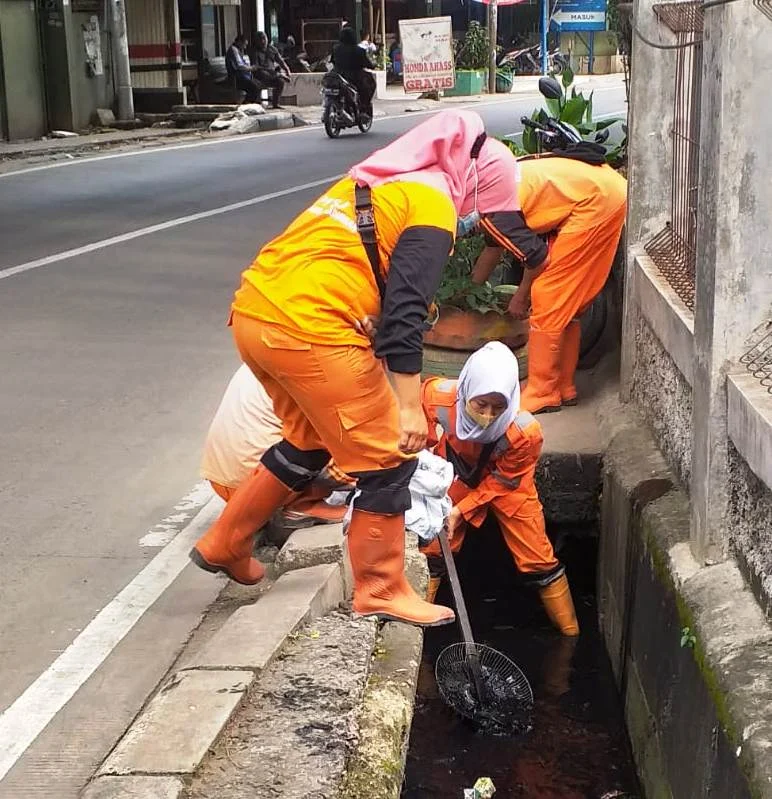 Petugas Gabungan Jakarta Barat Bersihkan Saluran Penghubung Jembatan Lima