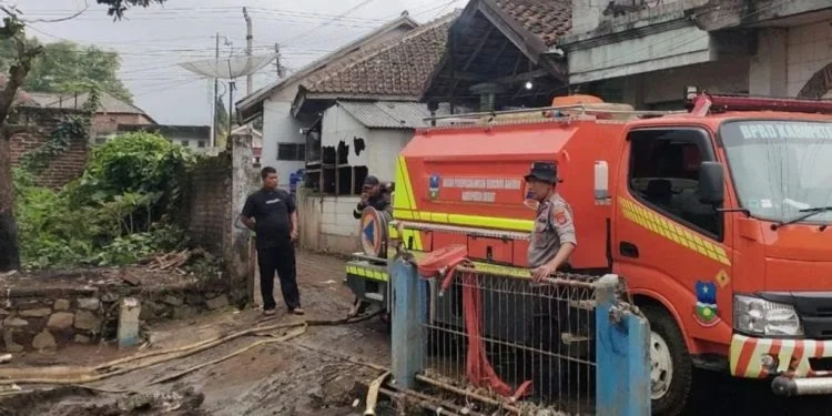 Petugas Pemadam Kebakaran Demak Bersihkan Jalan Pascabanjir Bandang