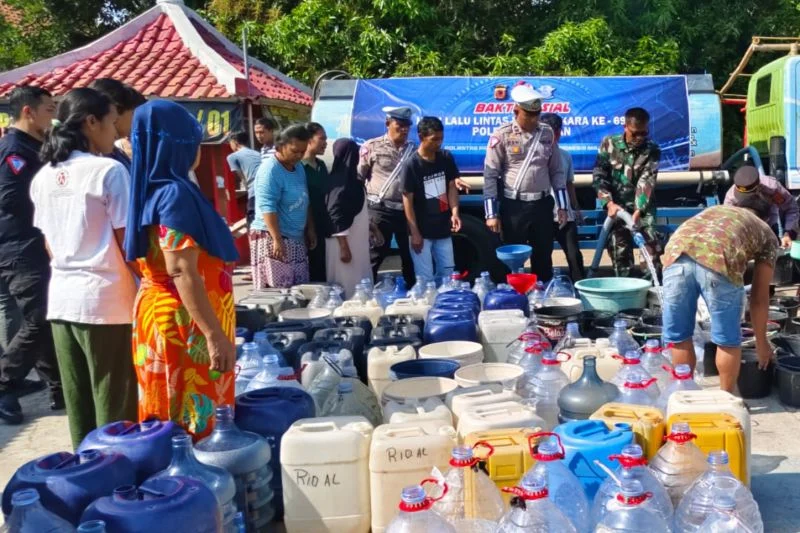 Polres Natuna Salurkan 8.000 Liter Air Bersih ke Kampung Nelayan Puak