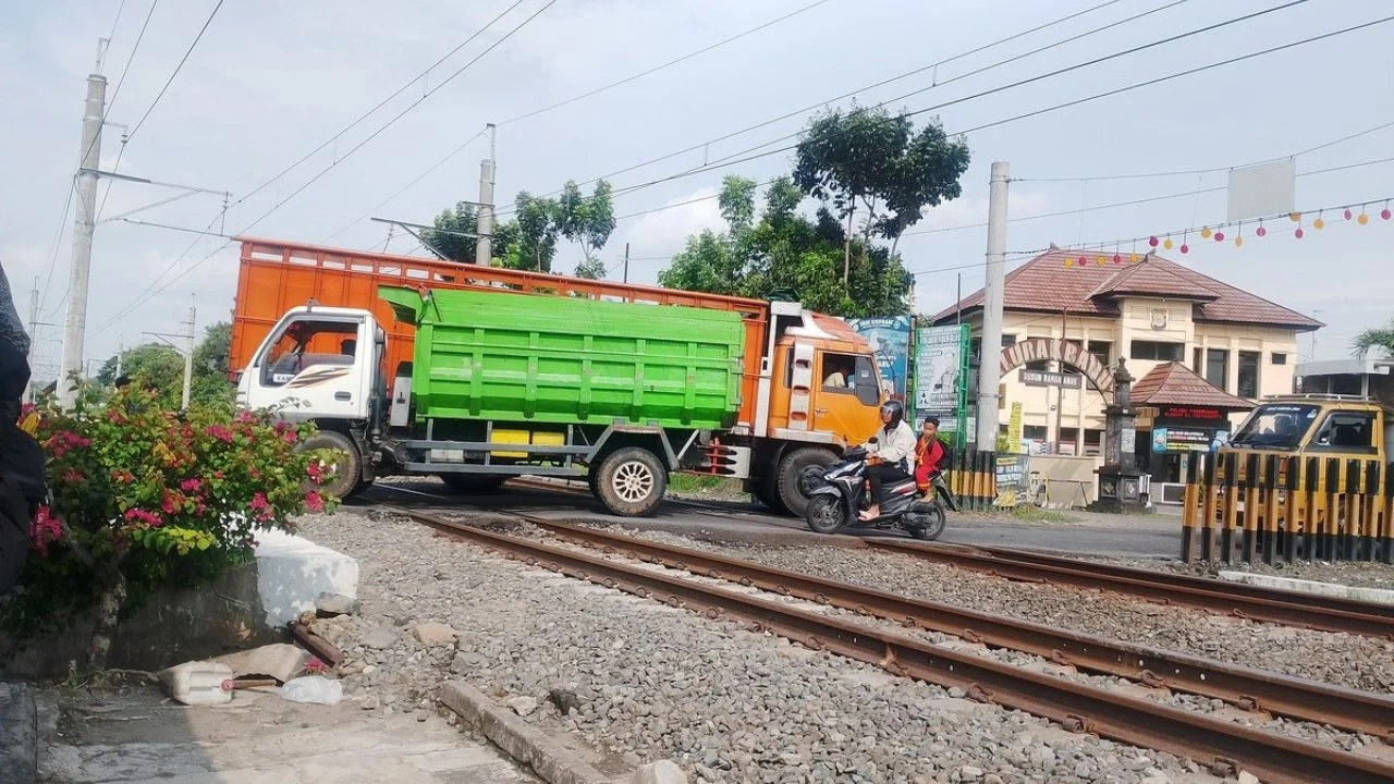 Prabowo: 1.800 Perlintasan Sebidang di Pulau Jawa Harus Dibina, Dari Era Belanda Kita Selesaikan