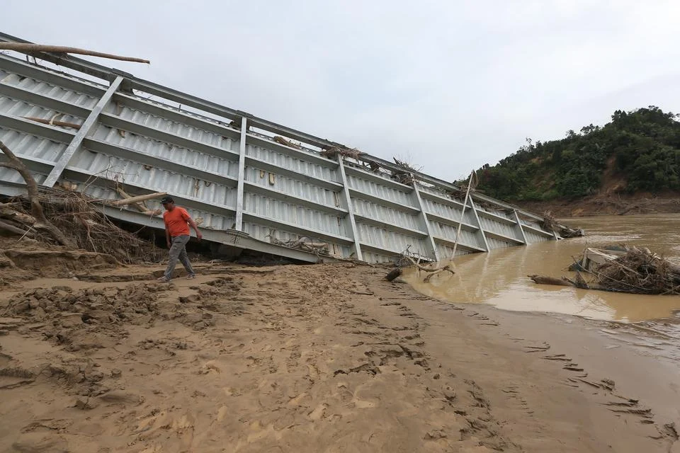 Praja IPDN Bersihkan Situs Bersejarah Istana Benua Raja Pasca Banjir di Aceh Tamiang