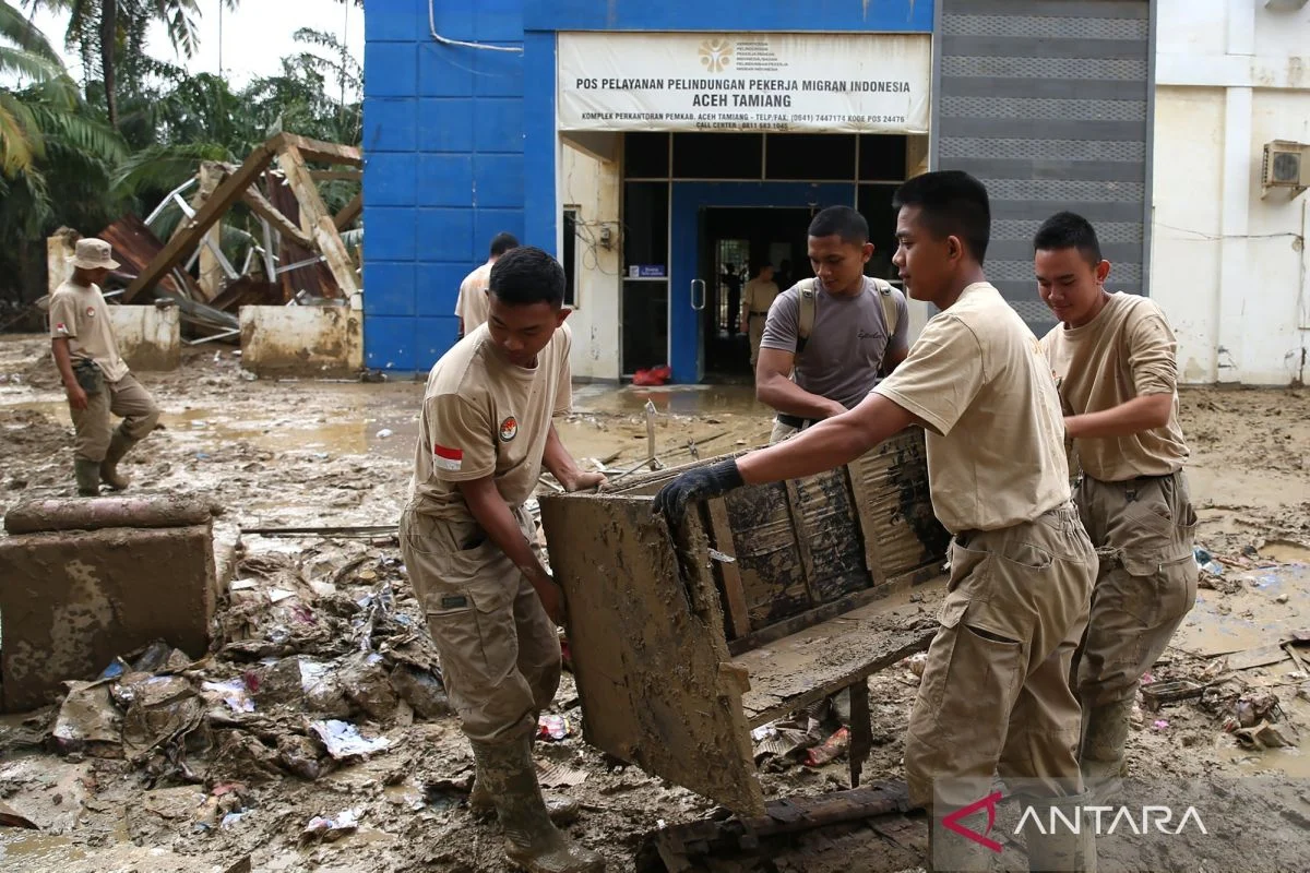 Praja IPDN Bersihkan Situs Bersejarah Pascabencana di Aceh Tamiang