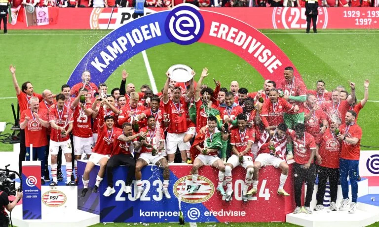 PSV Kunci Gelar Eredivisie 2025/2026, Eindhoven Berpesta Usai Feyenoord Tersandung