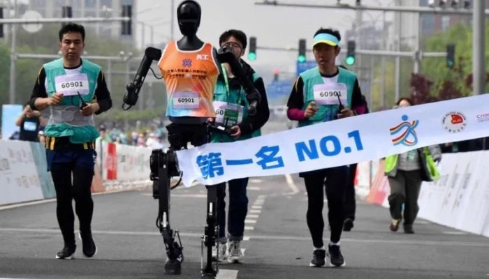 Robot Humanoid Ikut Lomba Half Marathon di Beijing, Tunjukkan Kemampuan Lari Tinggi