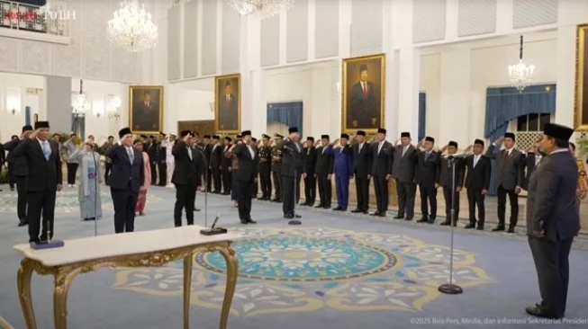 Rocky Gerung Hadiri Pelantikan Menteri Baru di Istana, Meski Sering Kritik Pemerintahan Prabowo