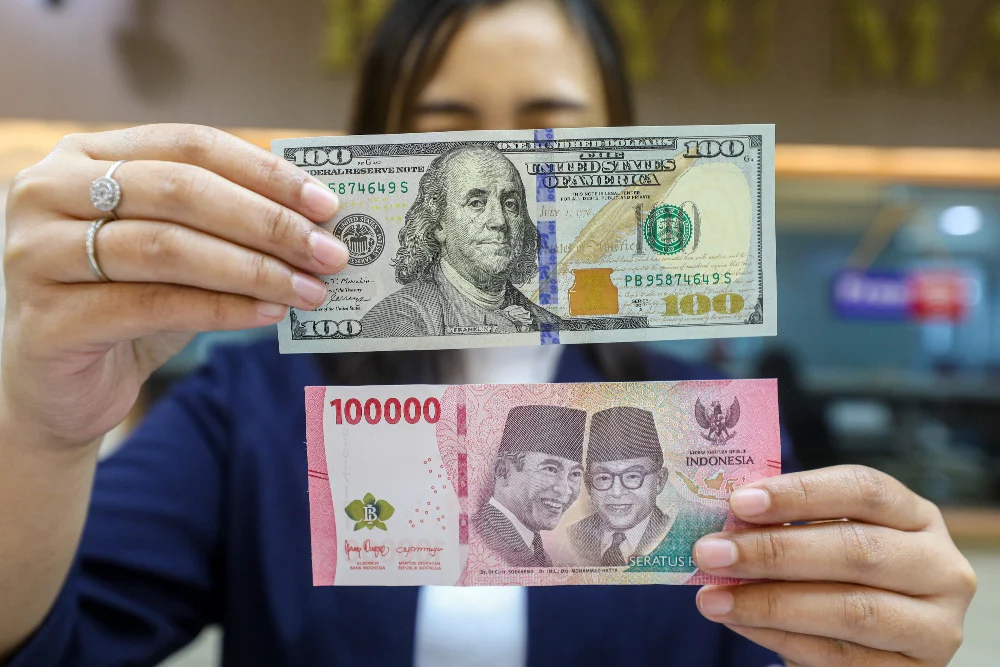 Rupiah Ditutup Loyo di Rp 17.105 per Dolar AS, Dipengaruhi Sentimen Global dan Beban Subsidi Energi