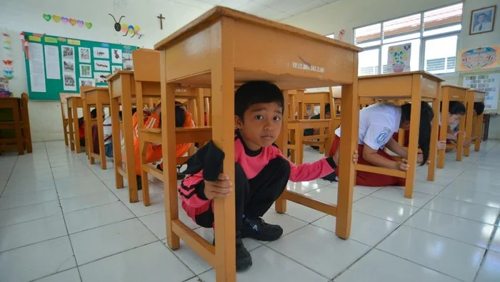 Saat Anak-anak Belajar di Tengah Gempa, Negara Siapkan TKA Susulan