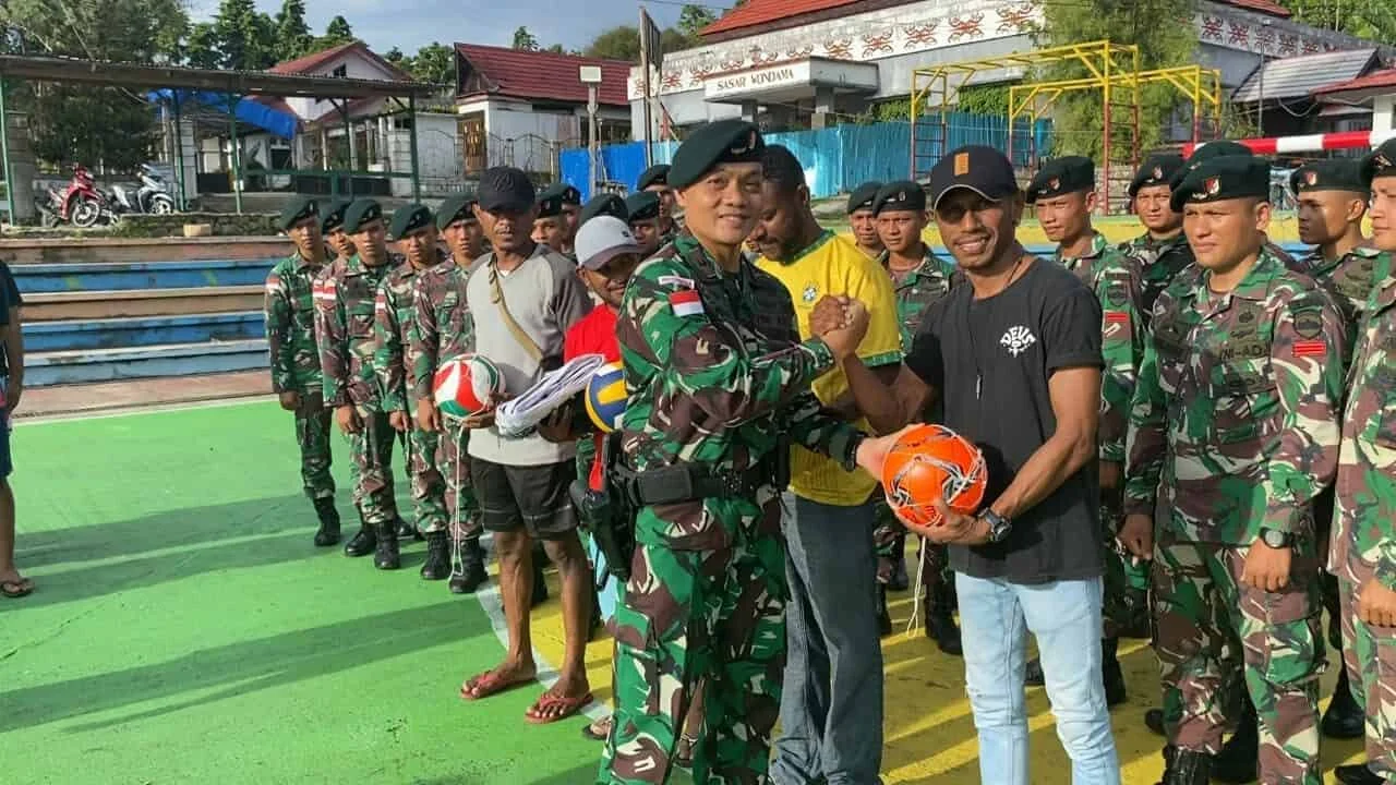 Satgas Yonif 136/TS Pererat Komunikasi Sosial Lewat Pembagian Pakaian Layak Pakai di Tingginambut