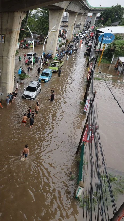 Sejumlah Jalan di Jakarta Terendam Banjir Usai Diguyur Hujan