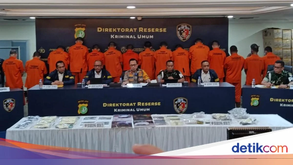 Seragam Dinas Terdakwa Pembunuhan Kacab Bank Disorot Hakim