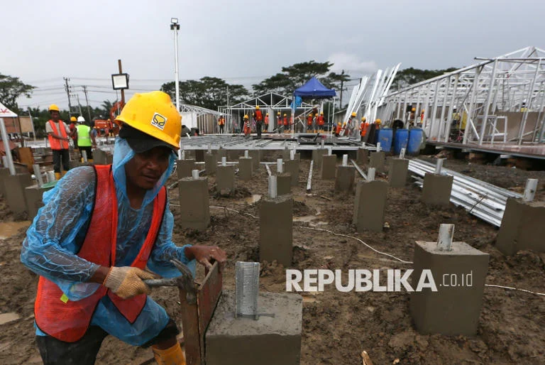 Seskab dan Dirut KAI Tinjau Pembangunan Hunian Warga Pinggir Rel di Senen
