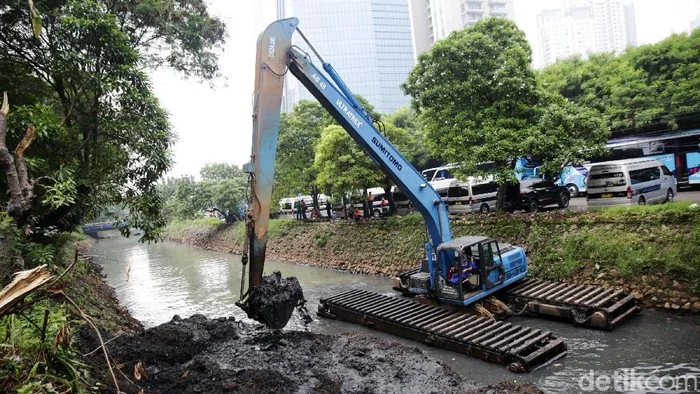 Sudin SDA Jakarta Selatan Lakukan Pengerukan Lumpur dan Sampah di Kali Cideng untuk Mencegah Banjir