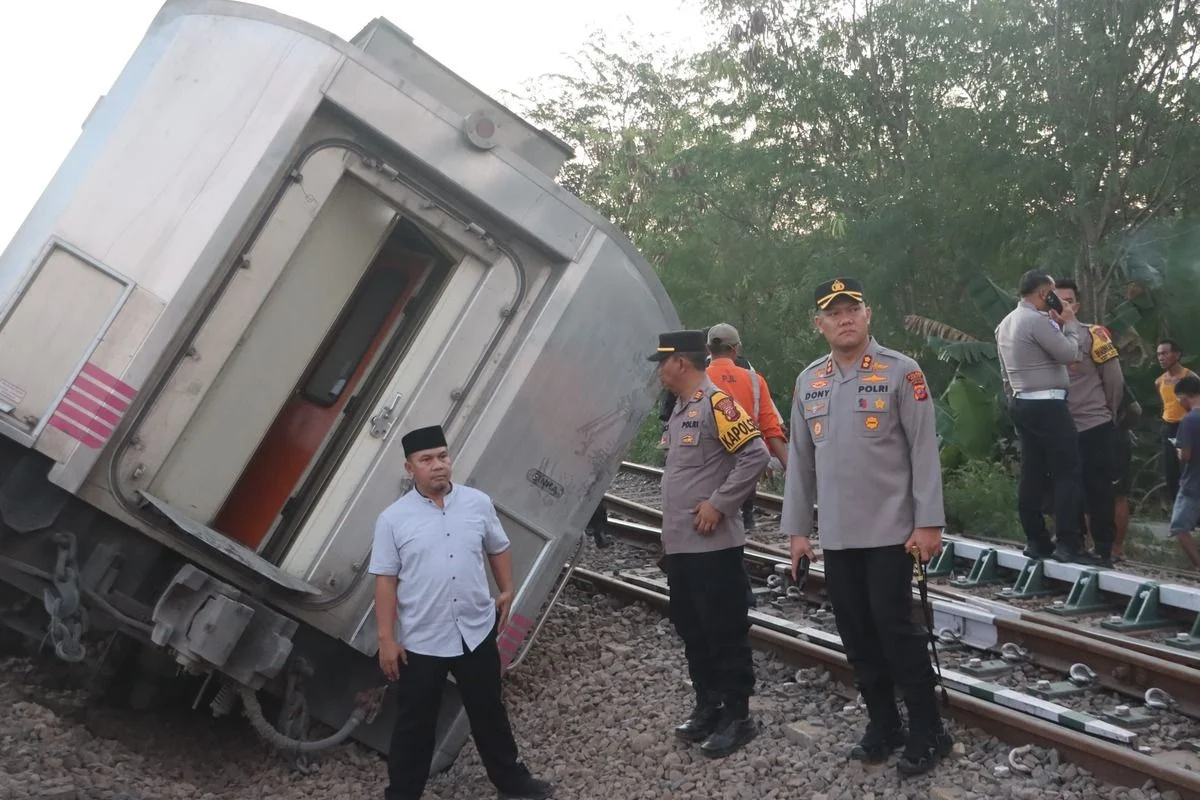 Tabrakan KRL dan KA Argo Bromo di Stasiun Bekasi Timur, KAI Minta Maaf dan Fokus Evakuasi Penumpang