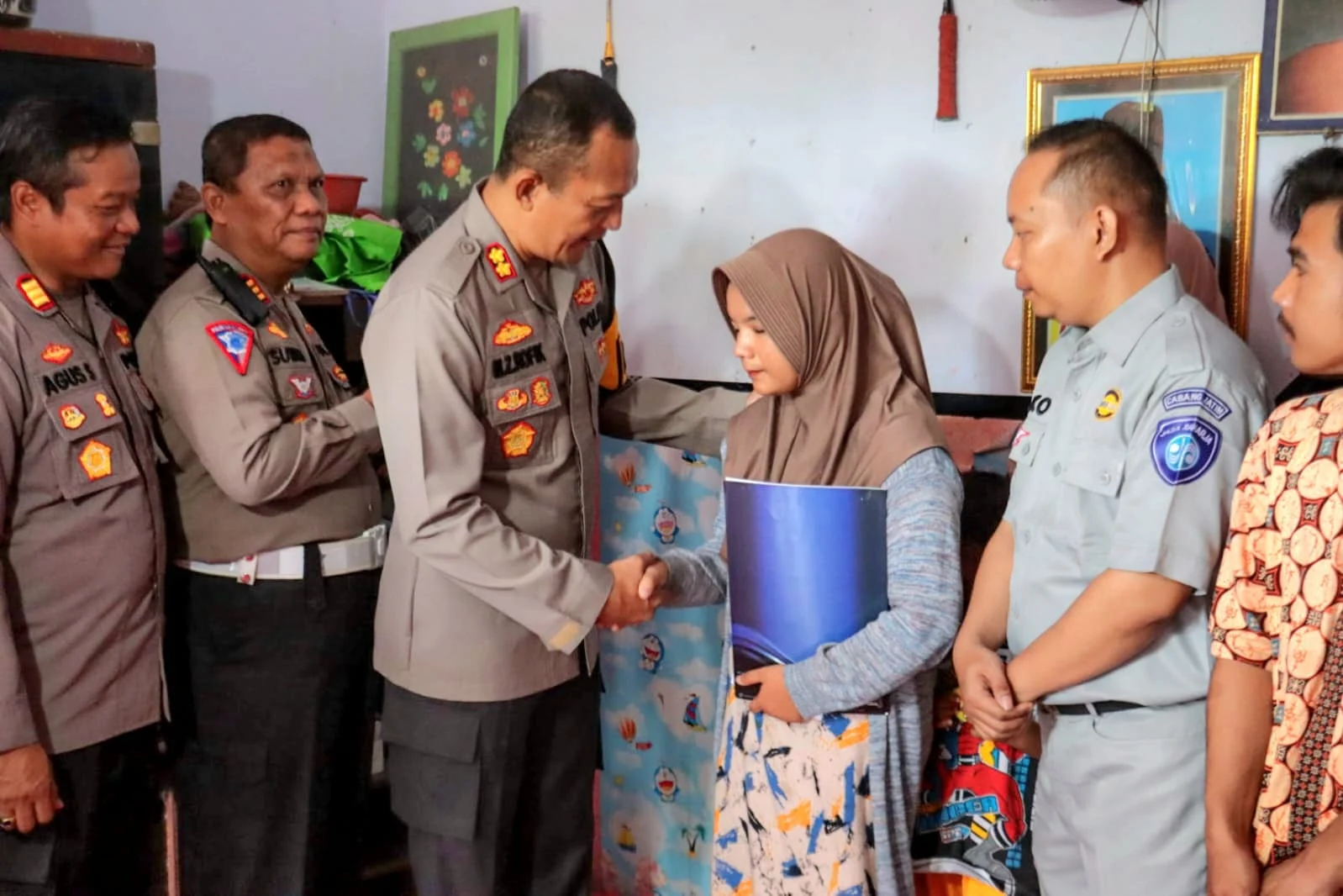Takziah Gus Ipul ke Rumah Korban Kecelakaan KA Bekasi, Komitmen Hidupkan Kembali Warung Nuryati