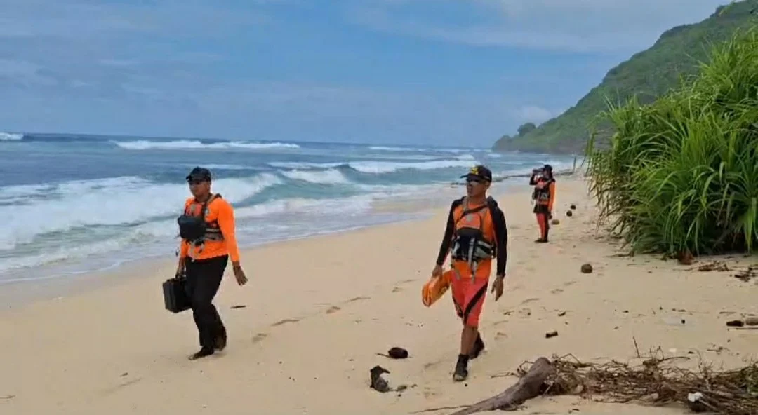 Tim SAR Banten Cari Warga China Terseret Arus di Pantai Cibobos Lebak