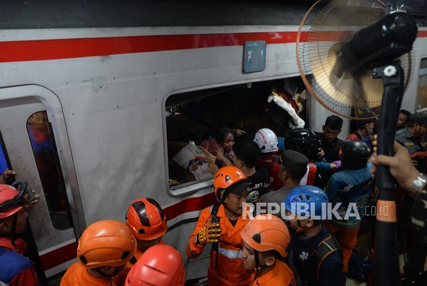 Tim SAR Berupaya Selamatkan Korban Kecelakaan KRL di Stasiun Bekasi Timur