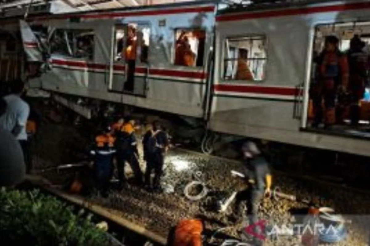 Tim SAR Potong Gerbong, Evakuasi Penumpang KRL Terjepit Usai Tabrakan
