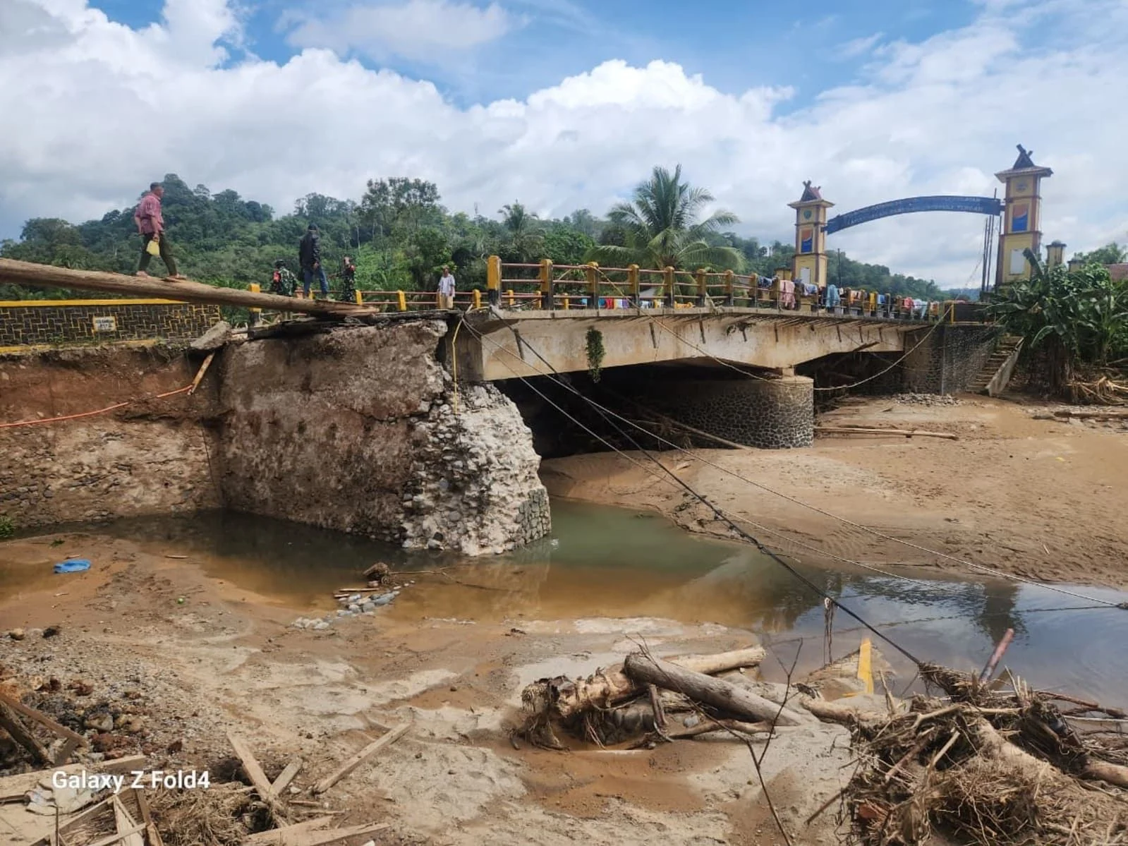 TNI AD Bangun Jembatan Darurat, Pulihkan Akses Vital Pasca Banjir di Sumatera Barat