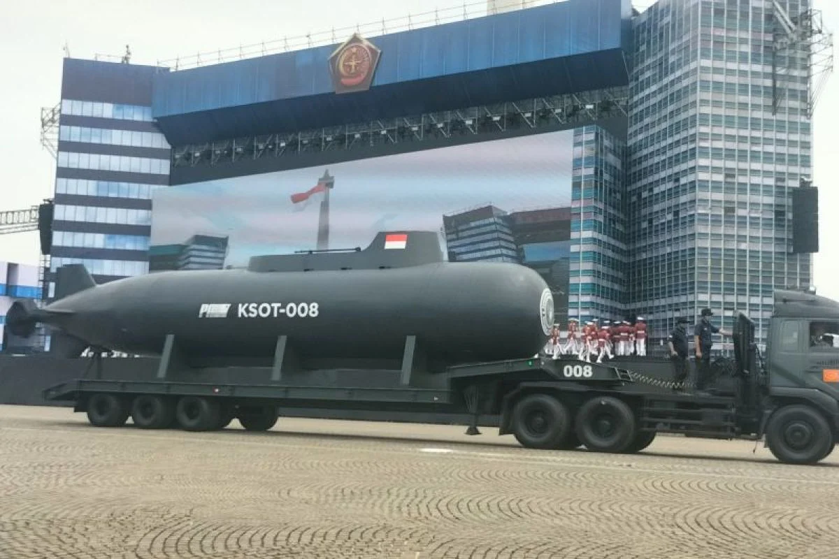 TNI AL Periksa Temuan Benda Asing Diduga Kapal Selam Tanpa Awak di Selat Lombok