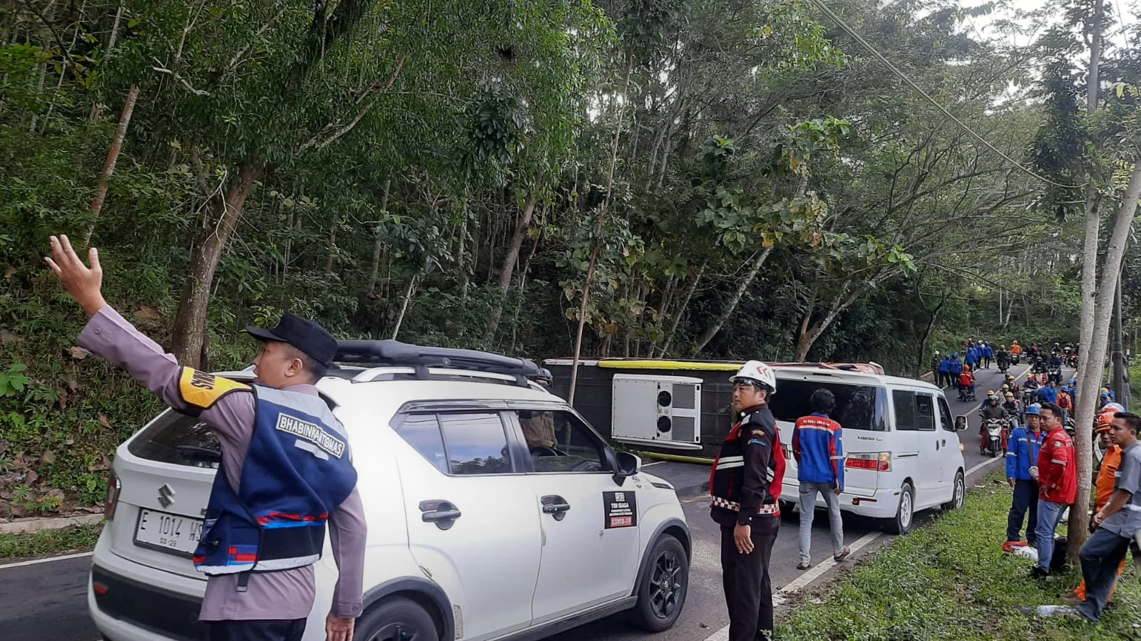 Tragedi di Danau Ranau: Bus Pengantin Terguling, 3 Penumpang Luka Berat
