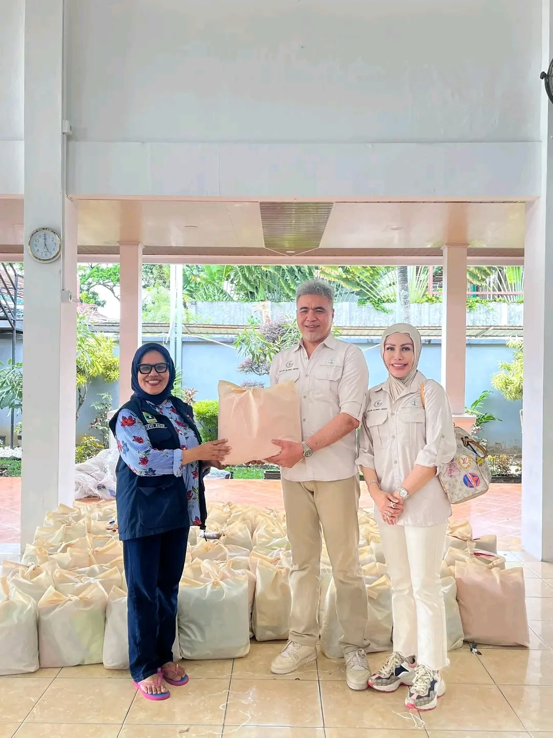 Wali Kota Padang Salurkan Bantuan Perbaikan Rumah Korban Bencana