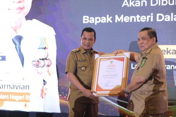 Wali Kota Pekanbaru Raih Penghargaan Kemendagri atas Penurunan Stunting dan Kemiskinan