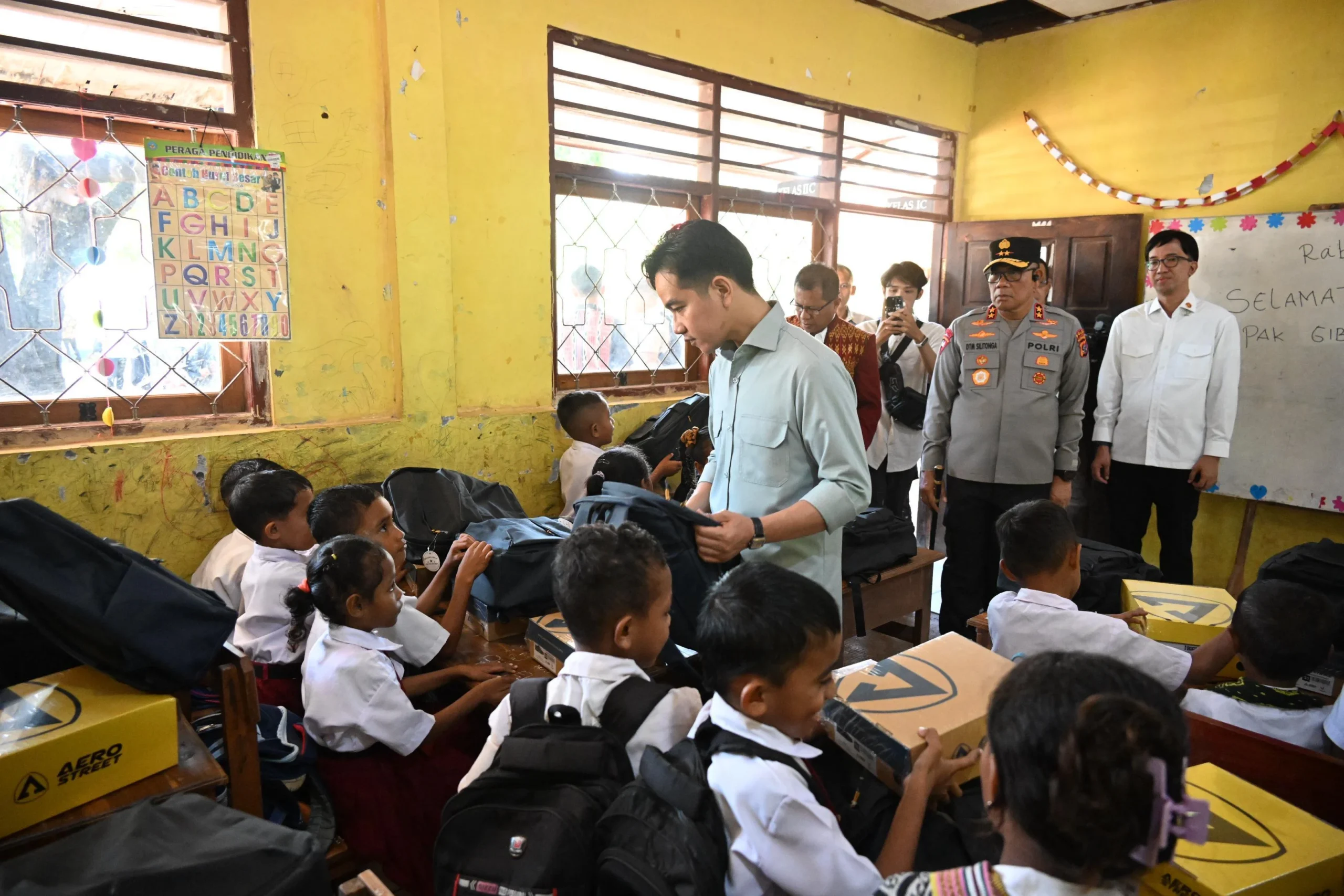 Wapres Gibran Janjikan Solusi Peningkatan Kesejahteraan Guru Honorer di SD Inpres Kaniti, Kupang