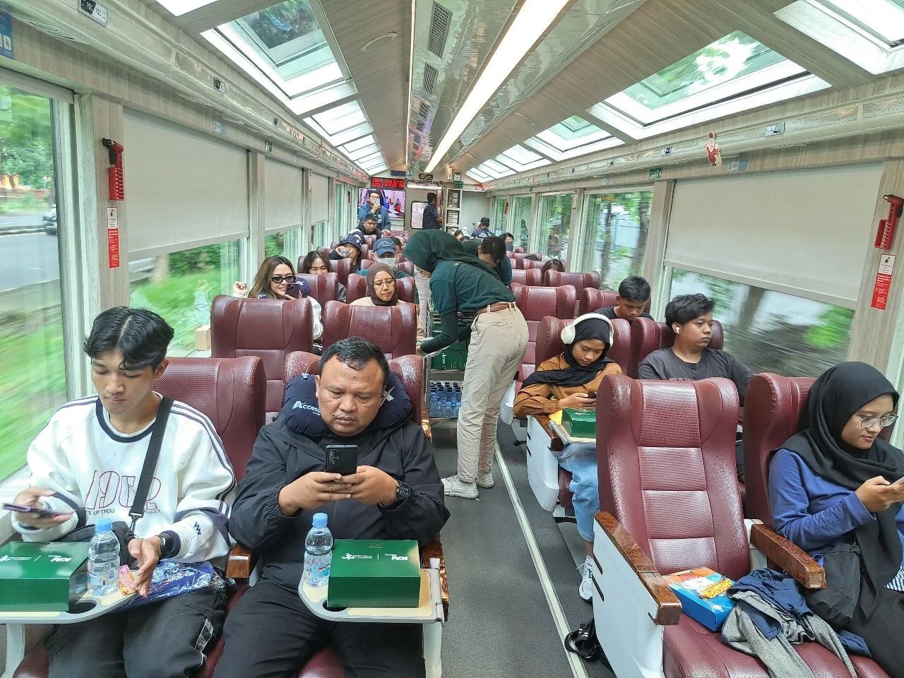 Weekend Naik Kereta Api: Duduk Santai, Ngobrol Bareng, Nikmati Pemandangan Sepanjang Perjalanan