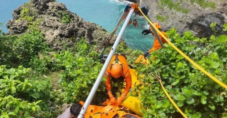 WNA Tertangkap di Bawah Tebing Pantai Cemongkak Berhasil Dievakuasi dengan Helikopter