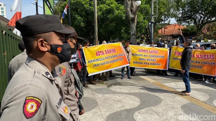 Aksi Damai Warga Bandung Tuntut Pembebasan 9 WNI yang Diculik Israel, Termasuk Dua Jurnalis Republika