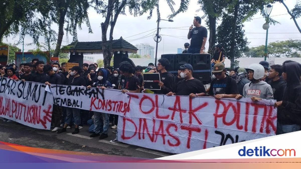 Aliansi Me(i) Lakukan Aksi Demo di Monas Tuntut Kebijakan Pendidikan Prabowo