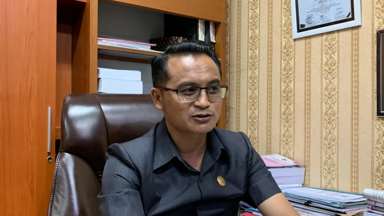 Anggota DPRD Jember Dapat Teguran Keras dan Ancaman Pemecatan Setelah Nge‑gim dan Merokok di Tengah Rapat