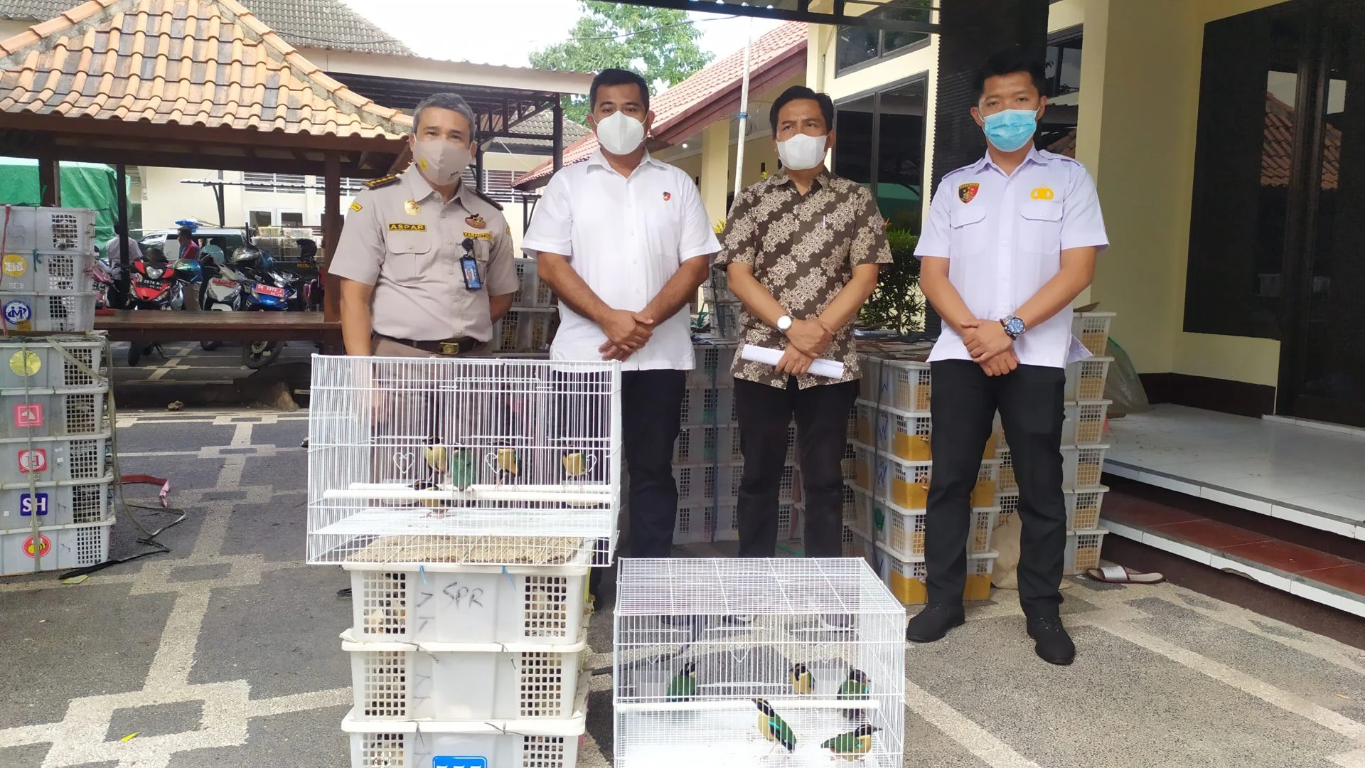 Balai Karantina NTB Lepasliarkan 1.392 Ekor Burung ke TWA Suranadi