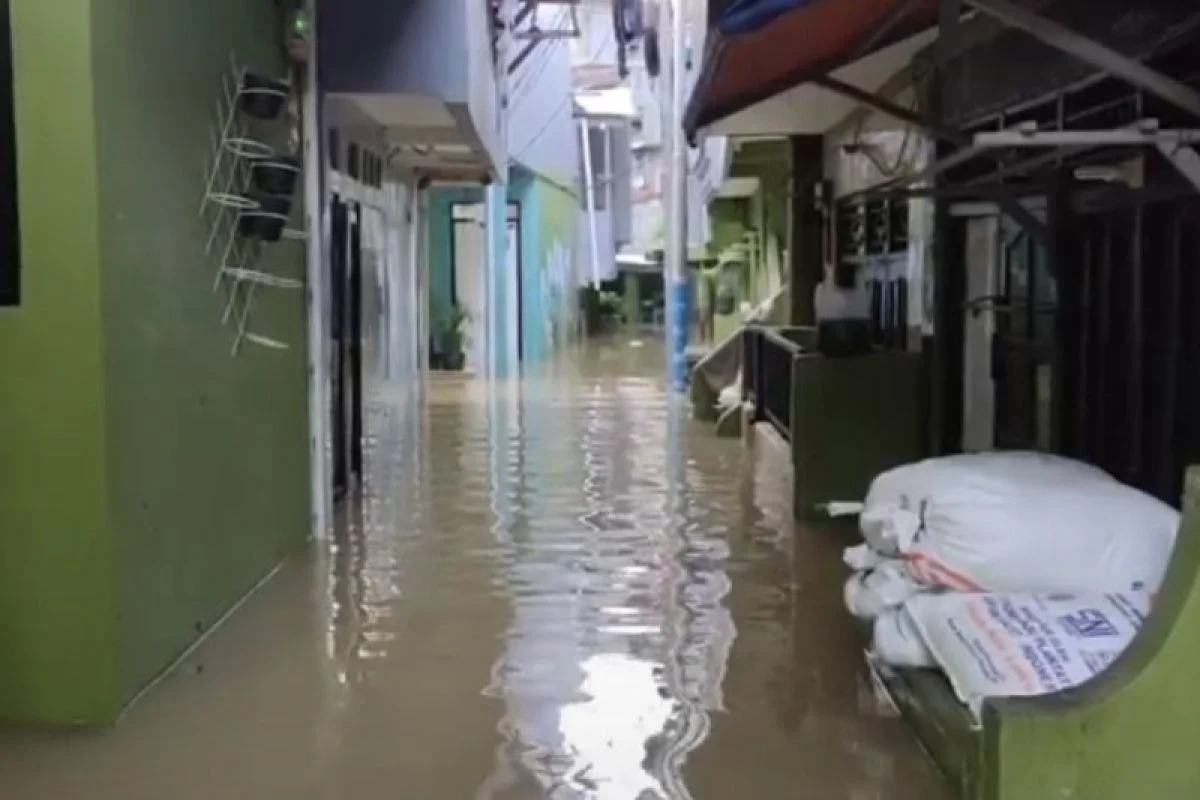 Banjir Lebih dari Satu Meter Rendam Permukiman Kebon Pala, Jakarta Timur